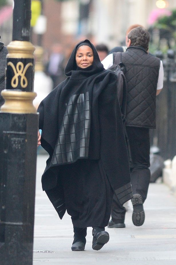 Janet Jackson is clearly showing her pregnancy